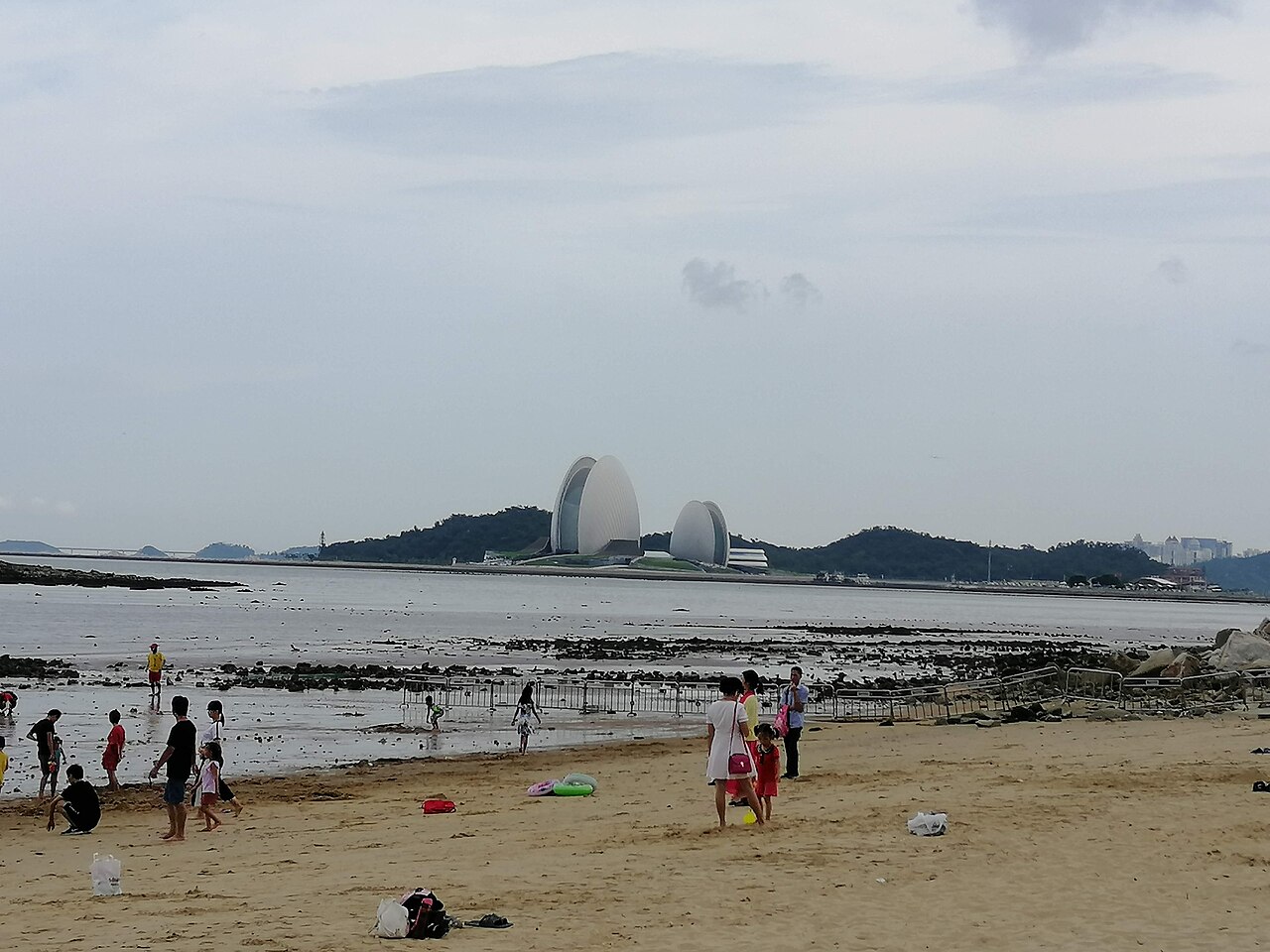 从珠海海滩远望日月贝大剧院